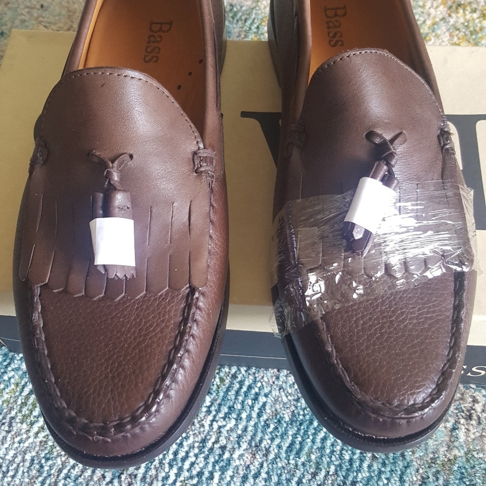 Bass Weejuns Stratton kilt tassel sz 11 M Brown.  NEW in box